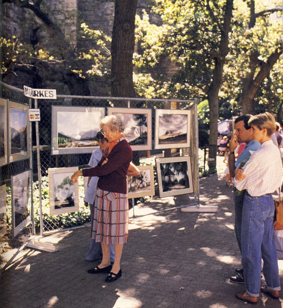 Goverment avenue in the Gardens on a Sunday morning, 1985