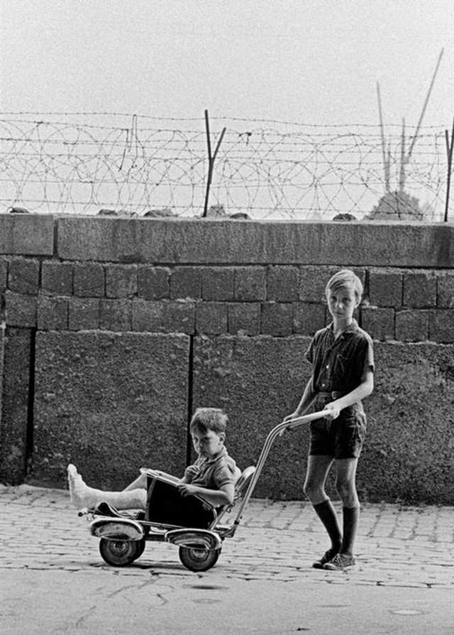 Children playing at the Berlin Wall in Wedding.