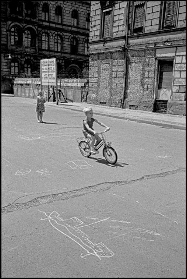 Children playing at the Berlin Wall in Berlin Wedding.