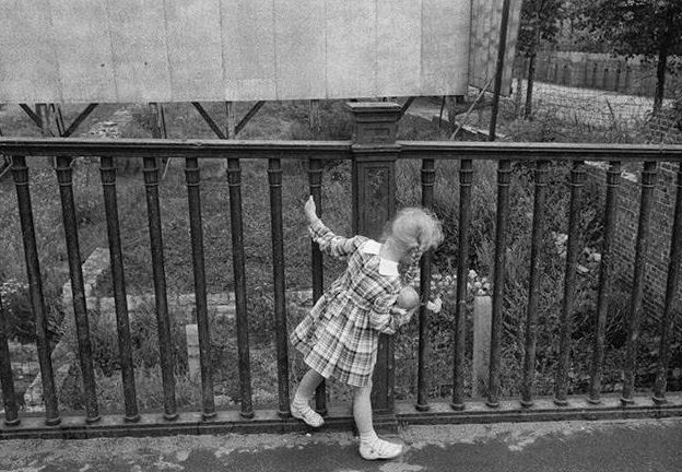 A girl on an overpass at the Berlin Wall in West-Berlin Wedding.