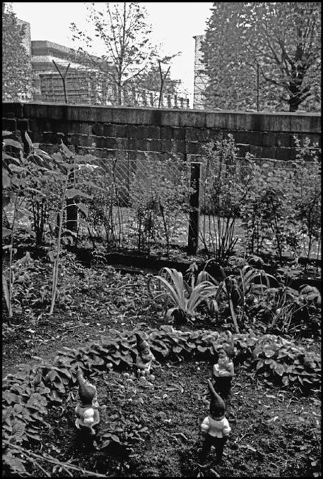 Garden Gnome in front of the Berlin Wall in Berlin Wedding.