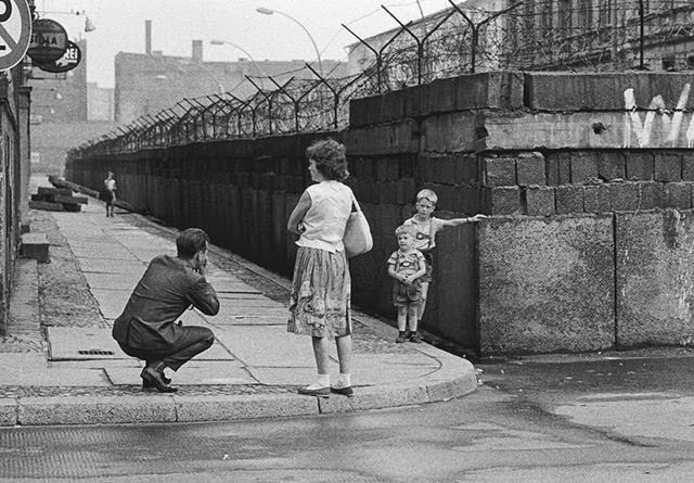 A man takes souvenir photos of his sons at the Berlin Wall near Bernauer Strasse. West-Berlin Wedding.