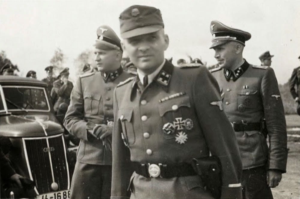 Karl Hoecker (right) with Richard Baer and Rudolf Hoess.