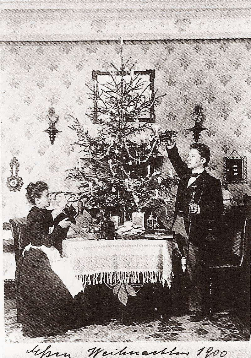 The first card shows the young and newly married couple - Richard sports a silver topped cane and Anna lift up Meitz, her cat, to show him the various gifts they have received. The house is sparsely decorated but comfortable.