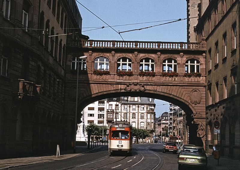 Frankfurt N series articulated tram 825 (Düwag/1963) on Route 14 passes beneath the Seufzerbrücke in the Braubachstrasse, July 11, 1982