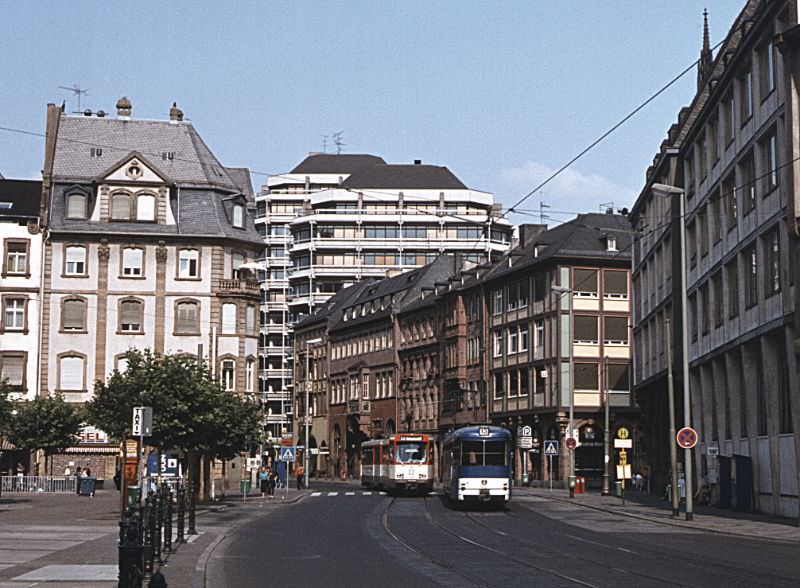 Frankfurt N series articulated tram 812 (Düwag/1963) at right passes P series articulated tram 726 (Düwag/1977) at left in the Braubachstrasse, July 11, 1982