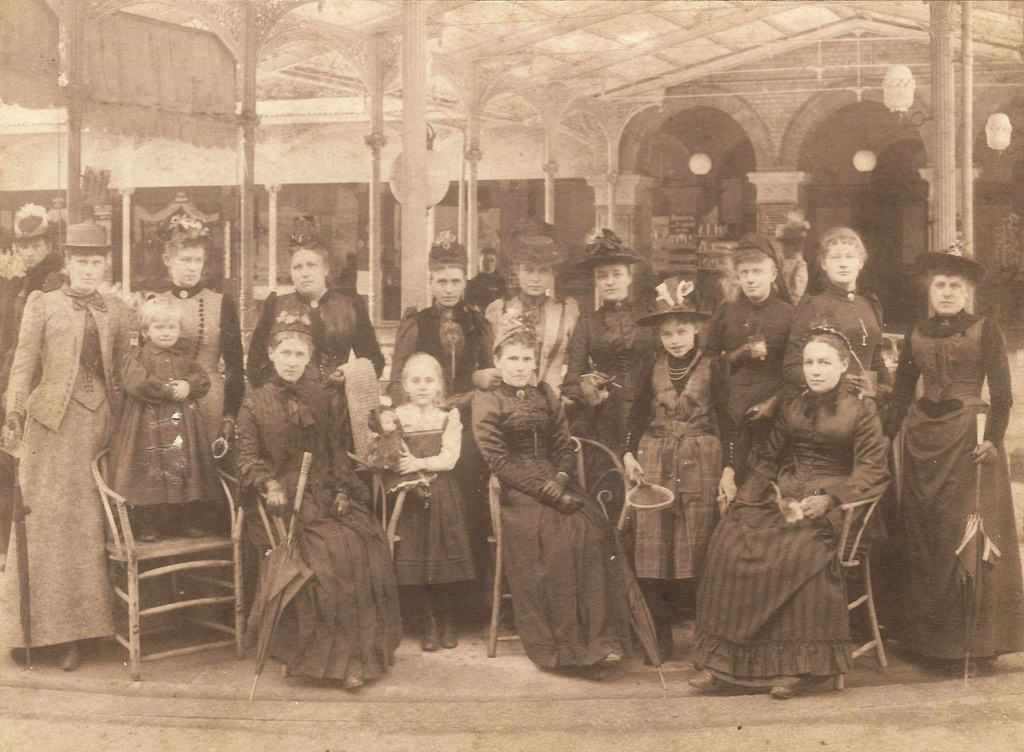 Wives and daughters in Hesse, 1890