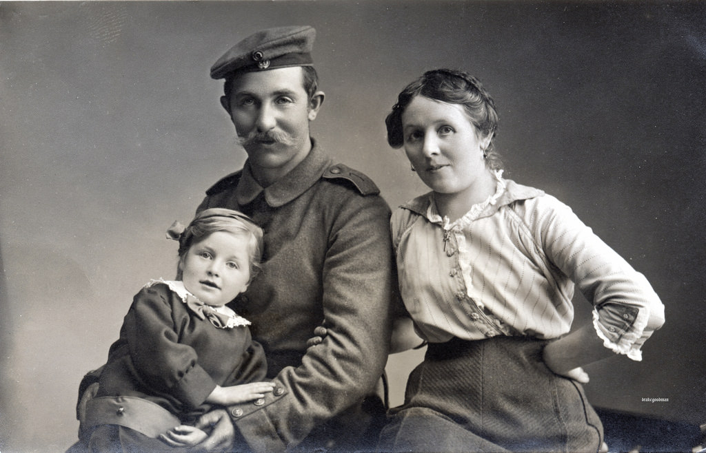 Bavarian infantryman and his family, 1914