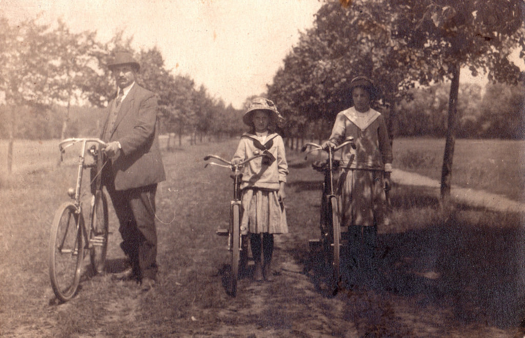 Cycling family, 1904