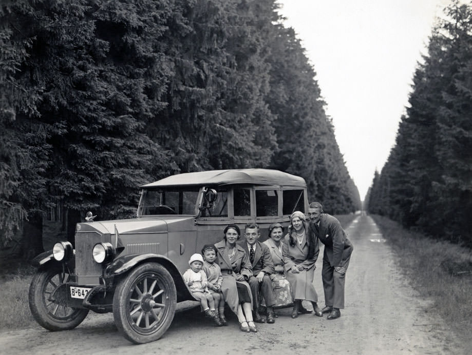 A family with their Benz in July 27, 1932