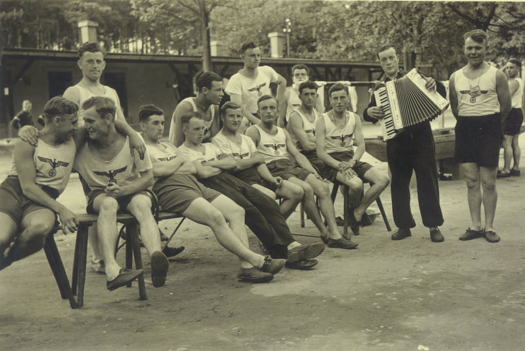 Fascinating Photos Depicting the Ordinary Lives of German Soldiers in the 1930s