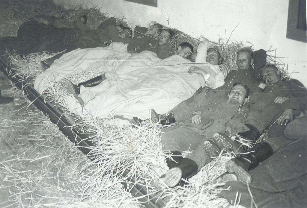 Fascinating Photos Depicting the Ordinary Lives of German Soldiers in the 1930s