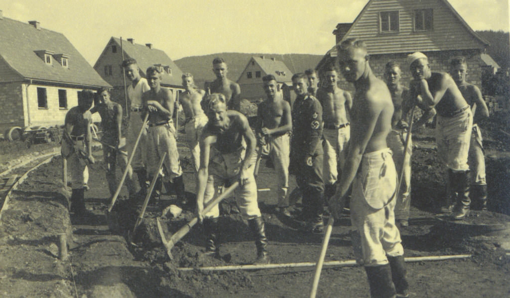 Fascinating Photos Depicting the Ordinary Lives of German Soldiers in the 1930s