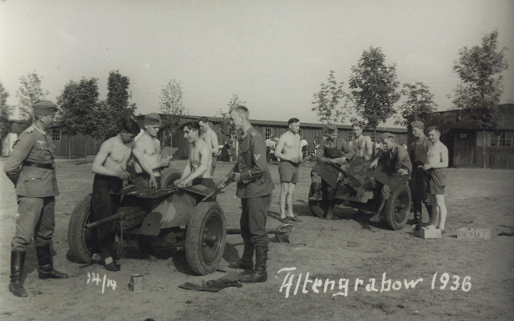 Fascinating Photos Depicting the Ordinary Lives of German Soldiers in the 1930s