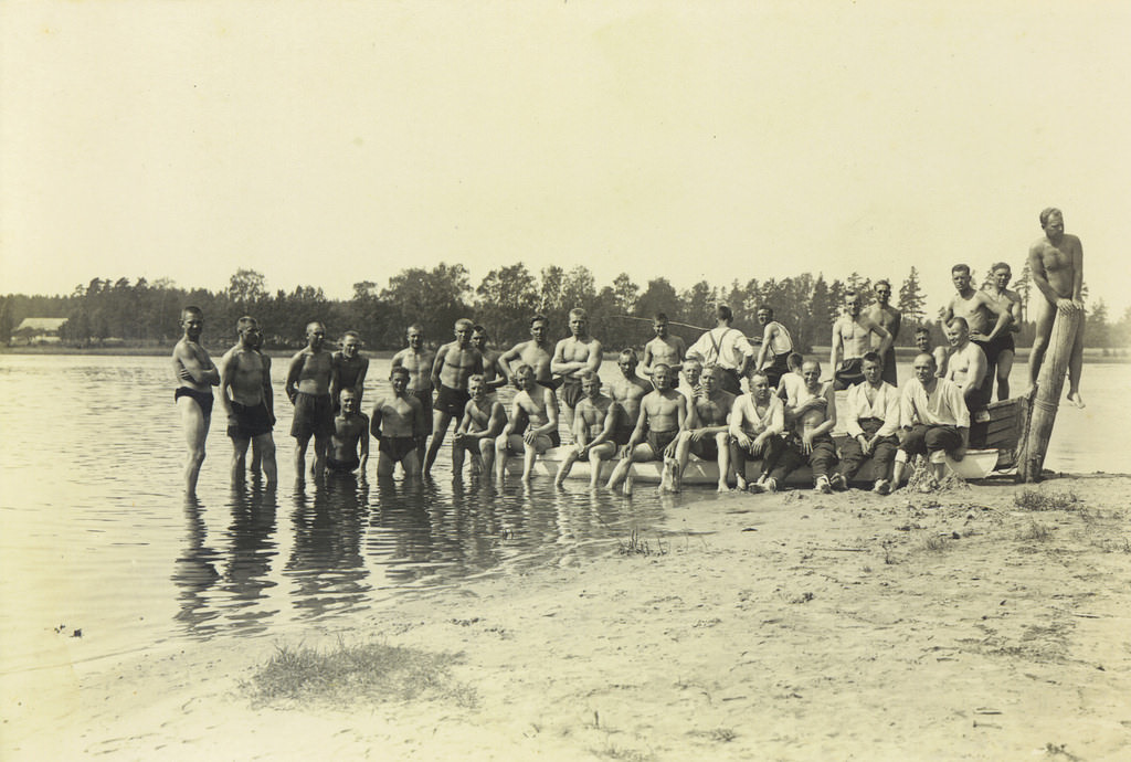 Fascinating Photos Depicting the Ordinary Lives of German Soldiers in the 1930s