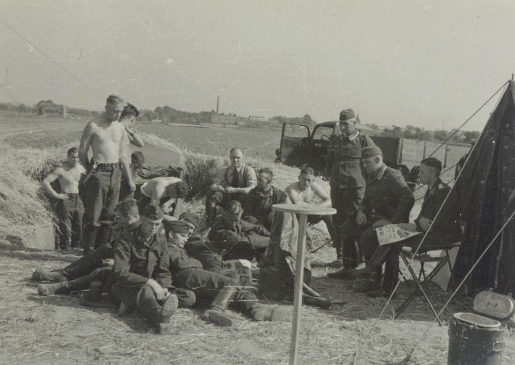 Fascinating Photos Depicting the Ordinary Lives of German Soldiers in the 1930s