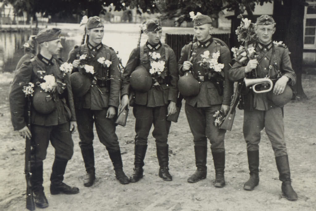 Fascinating Photos Depicting the Ordinary Lives of German Soldiers in the 1930s