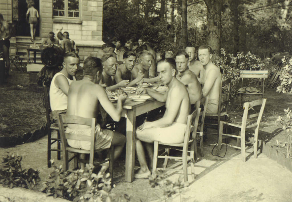 Fascinating Photos Depicting the Ordinary Lives of German Soldiers in the 1930s