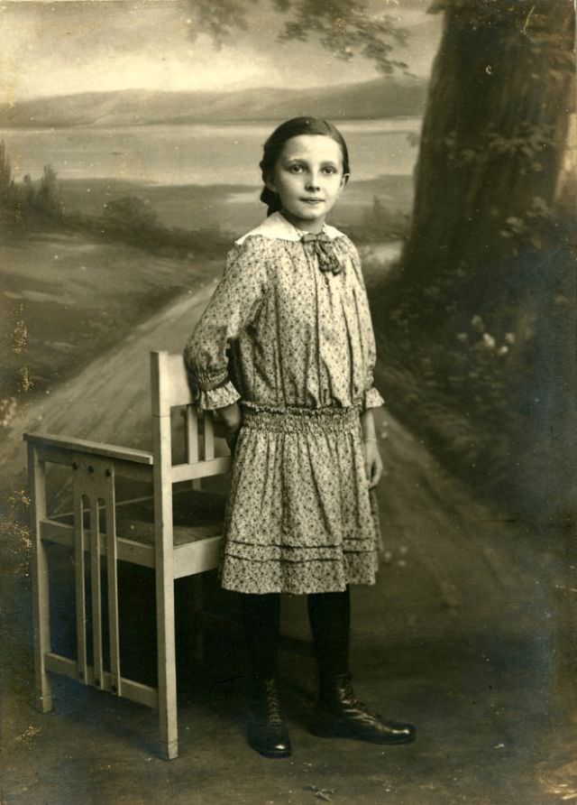 Lost in Time: The Enchanting Portraits of German Teenage Girls in the 1900s