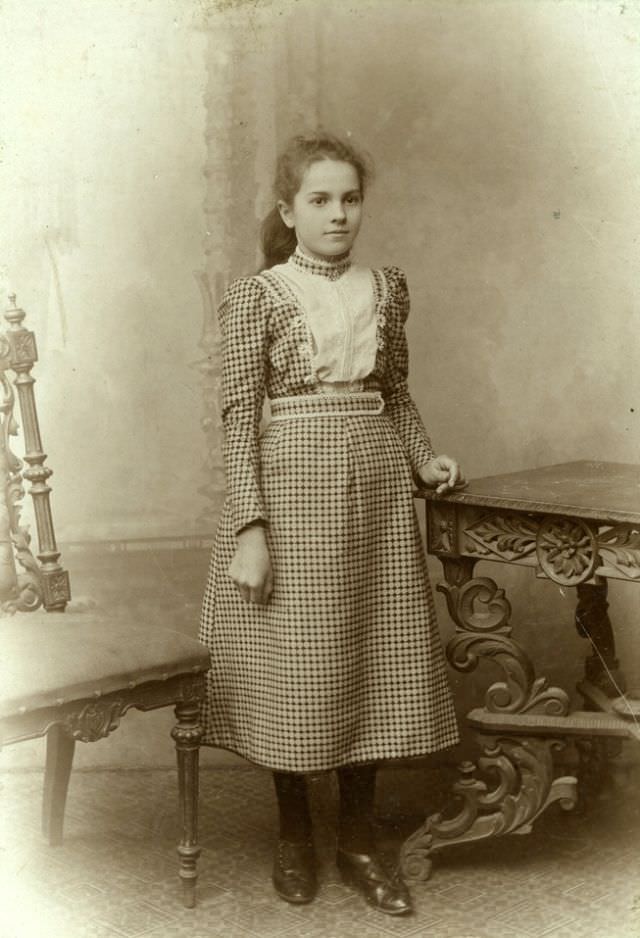 Lost in Time: The Enchanting Portraits of German Teenage Girls in the 1900s