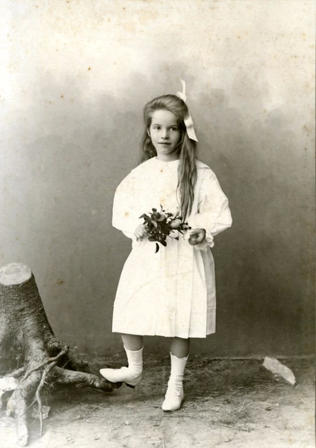 Lost in Time: The Enchanting Portraits of German Teenage Girls in the 1900s