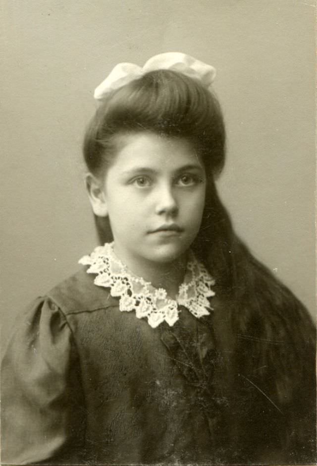 Lost in Time: The Enchanting Portraits of German Teenage Girls in the 1900s