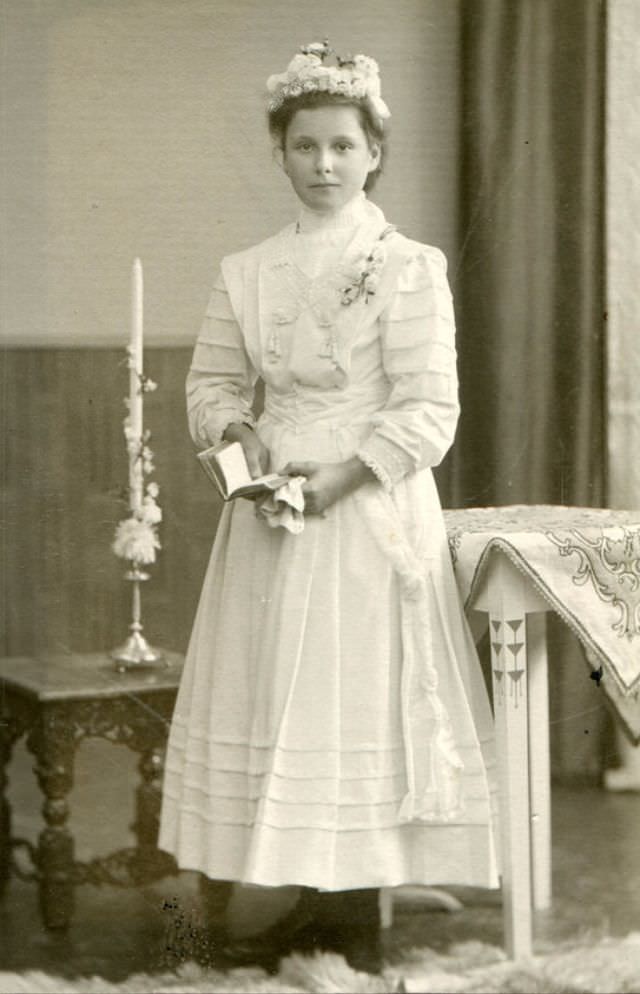 Lost in Time: The Enchanting Portraits of German Teenage Girls in the 1900s