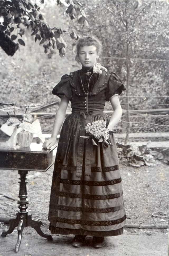 Lost in Time: The Enchanting Portraits of German Teenage Girls in the 1900s