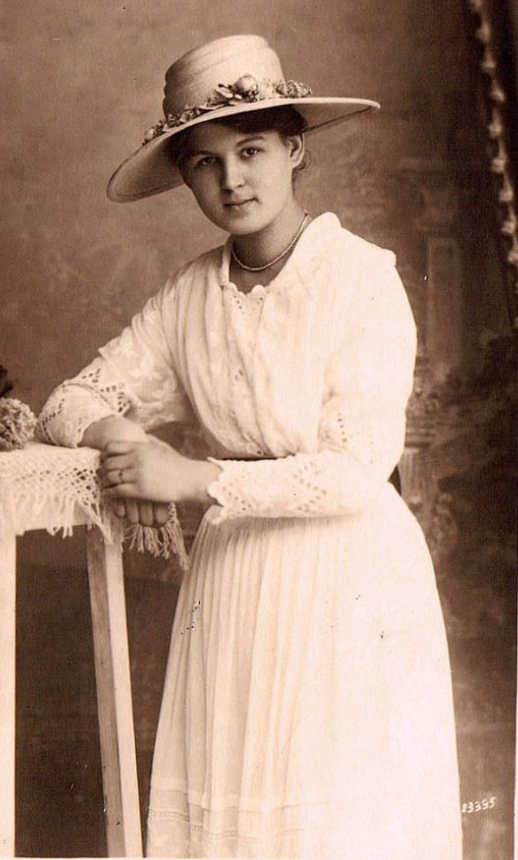 Lost in Time: The Enchanting Portraits of German Teenage Girls in the 1900s