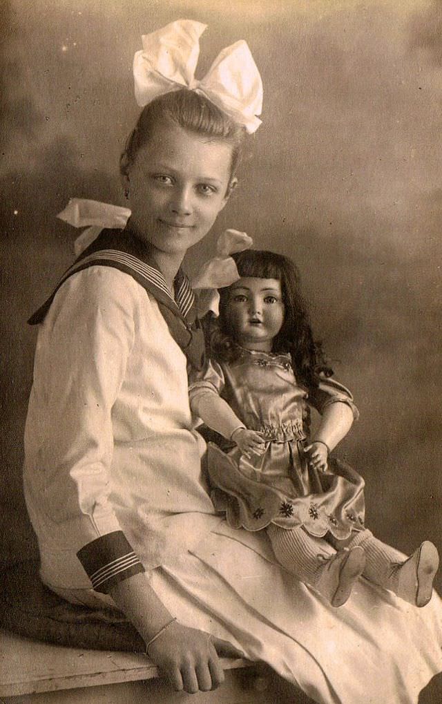 Lost in Time: The Enchanting Portraits of German Teenage Girls in the 1900s