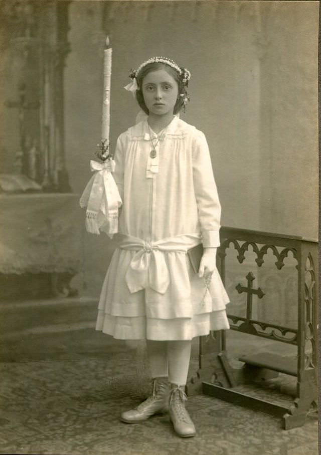 Lost in Time: The Enchanting Portraits of German Teenage Girls in the 1900s