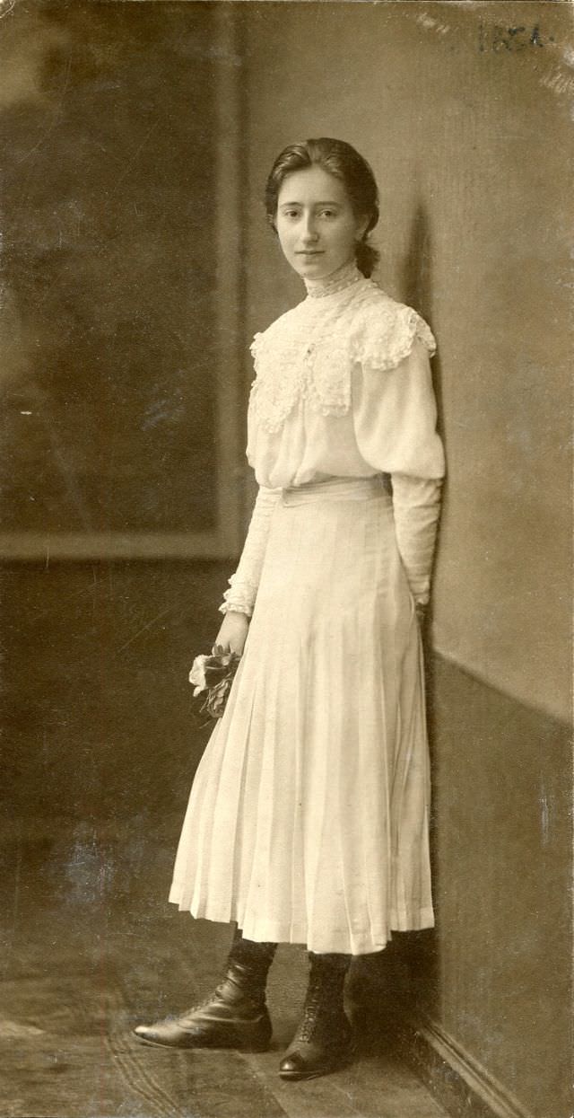 Lost in Time: The Enchanting Portraits of German Teenage Girls in the 1900s