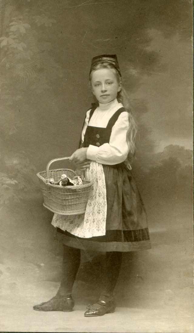 Lost in Time: The Enchanting Portraits of German Teenage Girls in the 1900s