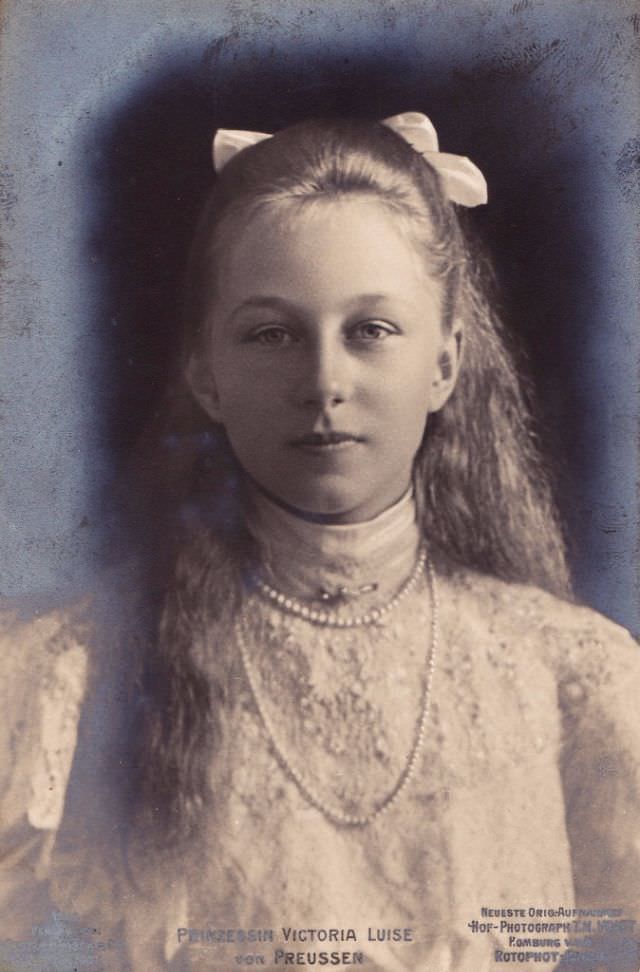 Lost in Time: The Enchanting Portraits of German Teenage Girls in the 1900s
