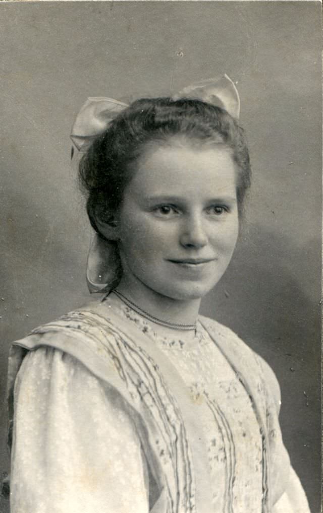 Lost in Time: The Enchanting Portraits of German Teenage Girls in the 1900s