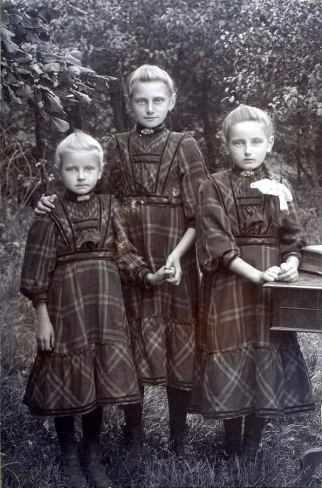 Lost in Time: The Enchanting Portraits of German Teenage Girls in the 1900s