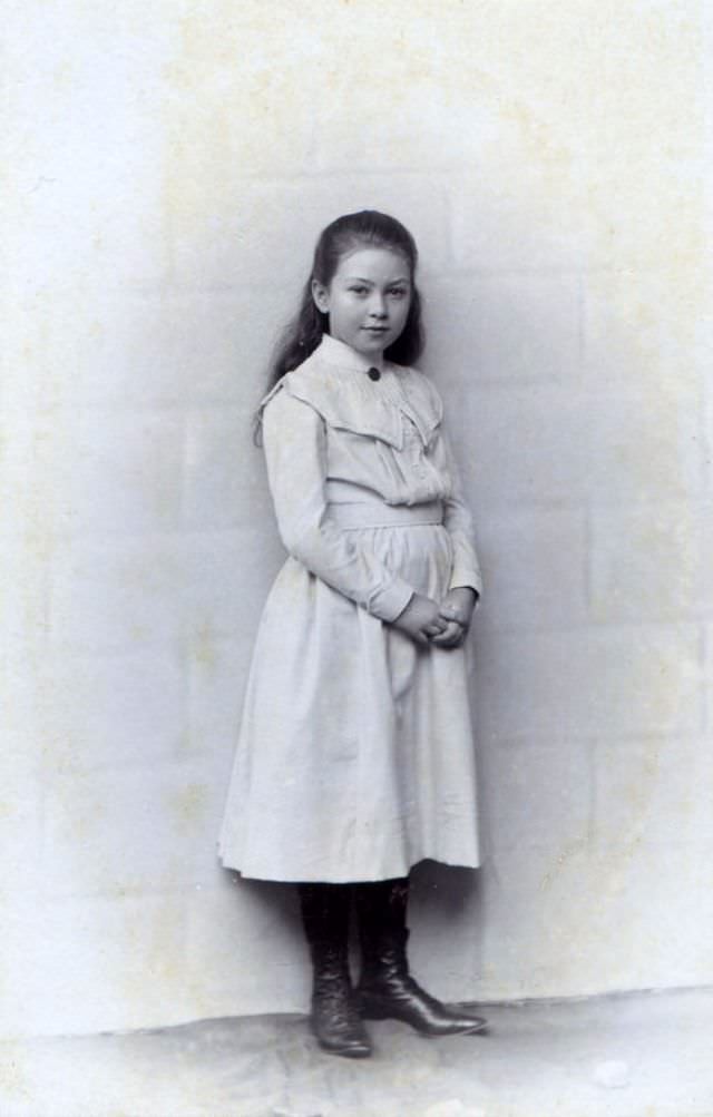 Lost in Time: The Enchanting Portraits of German Teenage Girls in the 1900s