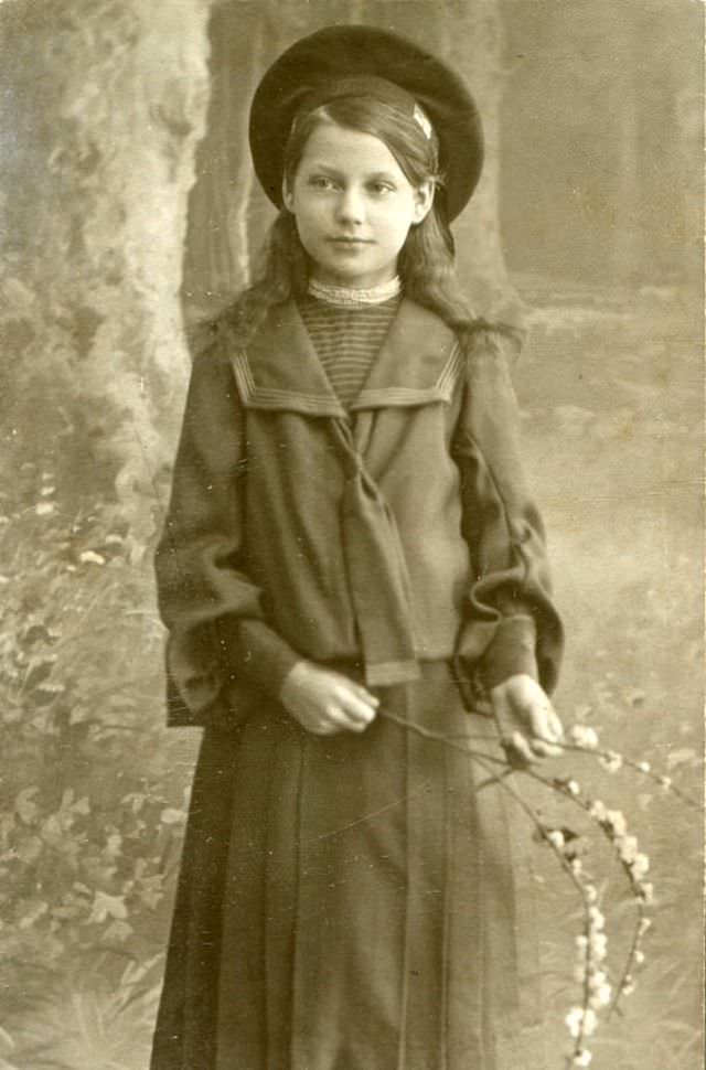 Lost in Time: The Enchanting Portraits of German Teenage Girls in the 1900s