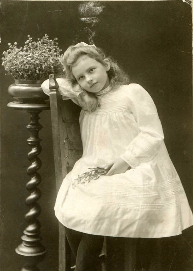 Lost in Time: The Enchanting Portraits of German Teenage Girls in the 1900s