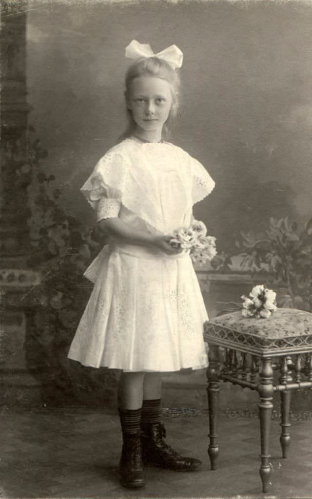 Lost in Time: The Enchanting Portraits of German Teenage Girls in the 1900s