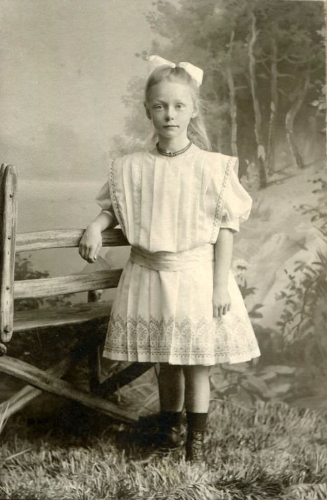 Lost in Time: The Enchanting Portraits of German Teenage Girls in the 1900s