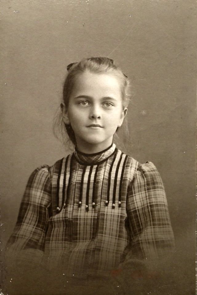 Lost in Time: The Enchanting Portraits of German Teenage Girls in the 1900s