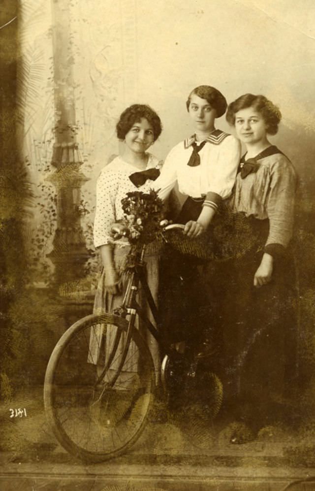 Lost in Time: The Enchanting Portraits of German Teenage Girls in the 1900s