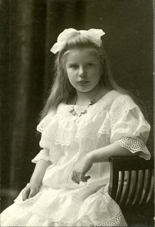 Lost in Time: The Enchanting Portraits of German Teenage Girls in the 1900s