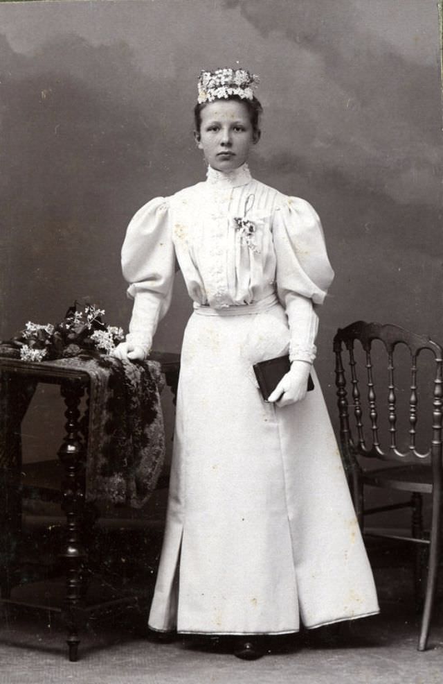 Lost in Time: The Enchanting Portraits of German Teenage Girls in the 1900s