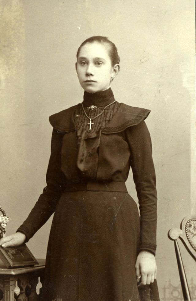 Lost in Time: The Enchanting Portraits of German Teenage Girls in the 1900s