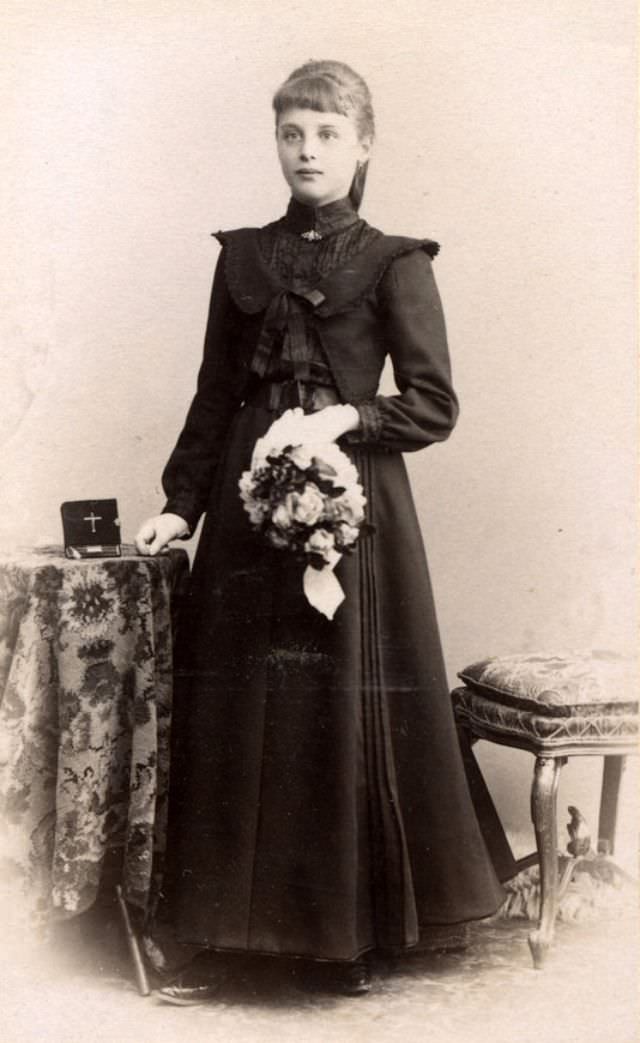 Lost in Time: The Enchanting Portraits of German Teenage Girls in the 1900s