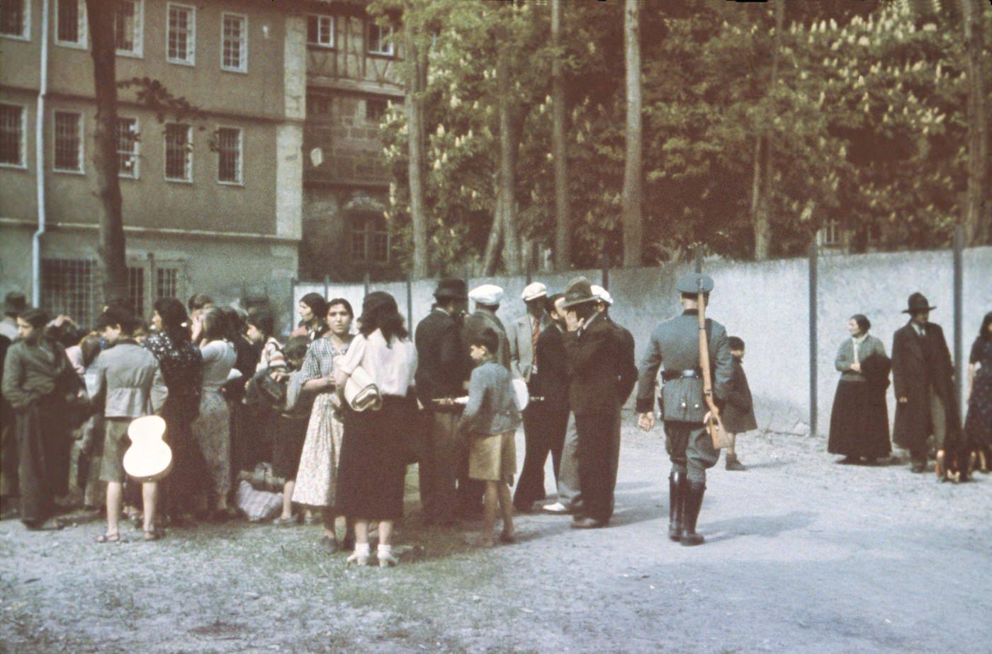 Sinti in the courtyard of Hohenasperg prison prior to deportation to a camp in Poland, May 22, 1940.