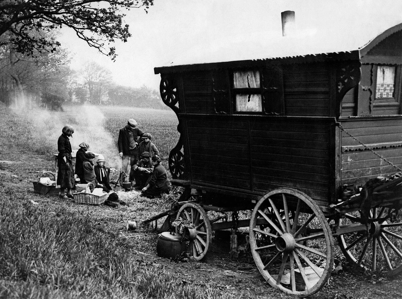 Gypsies cooking in the open, photographed by Eduard Schlochauer, published in 'Sieben Tage' in 1931.