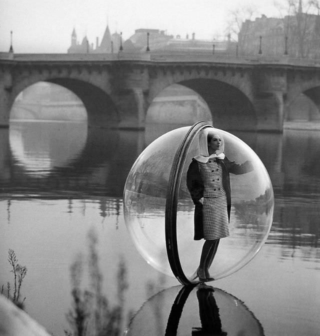 On the Seine, a serene moment